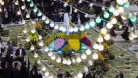 イマームレザー廟が、シーア派の祝日に合わせイルミネーションと花で装飾