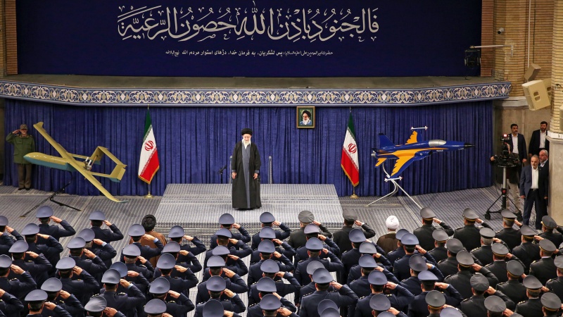 Ayatullah Khamenei bertemu jajaran komandan dan personel AU Militer Iran