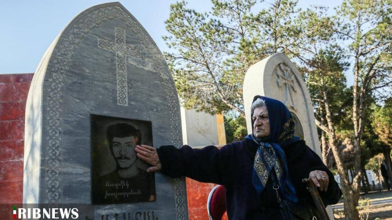 (FOTO) Fajr, fiori sulle tombe martiri cristiani di Tehran