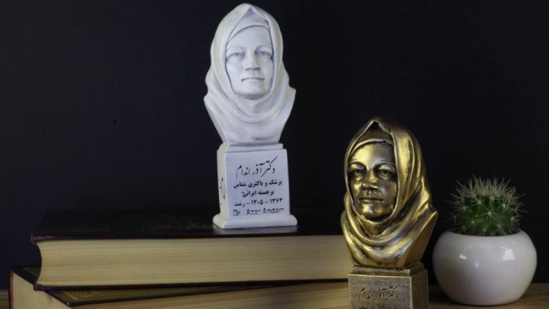 イラン人女性科学者の故アーザル・アンダーミー氏の彫刻