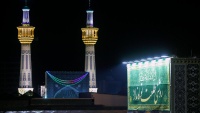 什叶派穆斯林为迎接节日用鲜花和彩灯装饰伊玛目礼萨圣陵