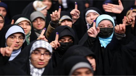 (FOTO DEL GIORNO) Le ragazze iraniane che votano per la prima volta