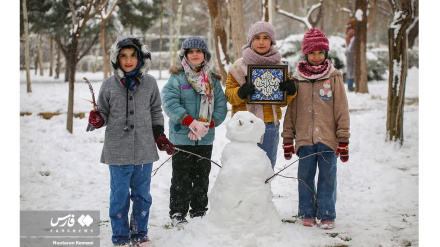 (FOTO DEL GIORNO) Tehran, ragazzi rendono omaggio all'Imam Mahdi (AJ)