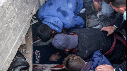 Gaza-Bewohner inspizieren Trümmer und ziehen toten Jungen nach israelischem Angriff auf Rafah hinaus