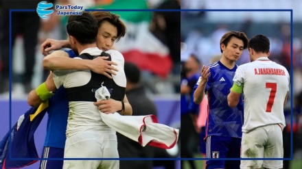 サッカー日本代表・上田選手と抱擁を交わすイラン代表選手