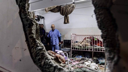 Israelische Truppen zwingen Sanitäter, Patienten und Vertriebene aus dem Khan Younis-Krankenhaus