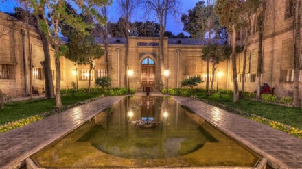 テヘランのネガーレスターン庭園博物館