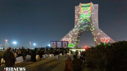 (FOTO) Lo spettacolo della Torre Azadi 