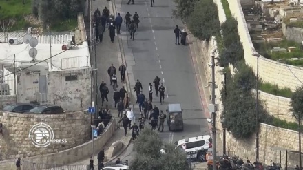 (VIDEO) Al Quds, i militari sionisti hanno attaccato i palestinesi, arresti
