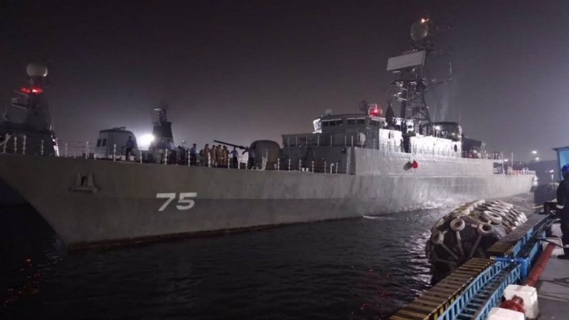 Iranischer Zerstörer Dena nimmt an indischen Marineübungen 2024 in Mailand teil