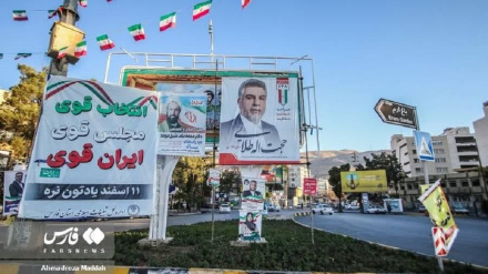 (FOTO) Iran, giornali murali e manifesti dei candidati per il voto del 1° marzo - 1
