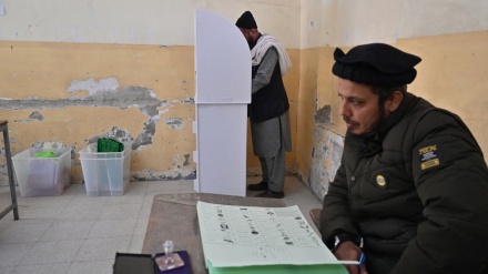 Millionen Pakistaner gehen inmitten zunehmender wirtschaftlicher Probleme zu Parlamentswahlen