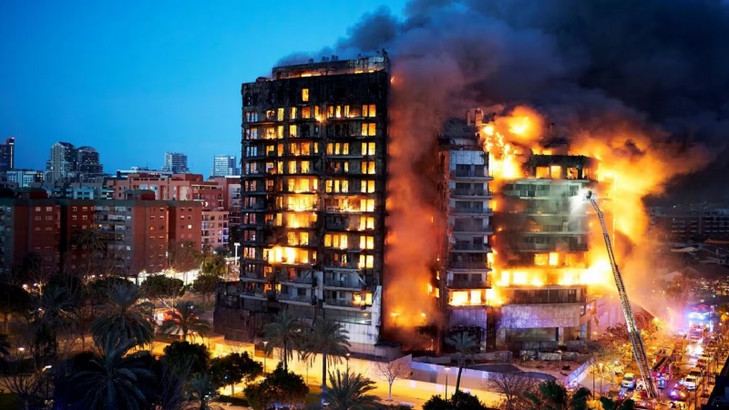 Spagna, palazzo in fiamme: 4 morti e 20 dispersi
