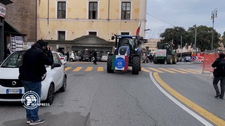 (VIDEO) Le proteste dei trattori nel cuore di Roma