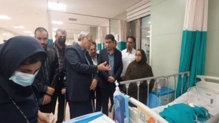 وزیر بهداشت ایران چشم دختر مهاجر افغانستانی را درمان کرد