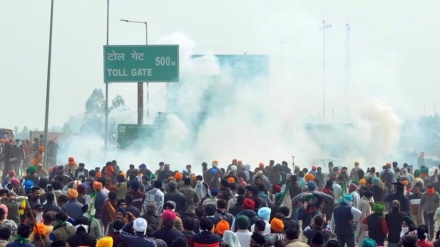  India police fire tear gas at farmers demanding higher crop prices 