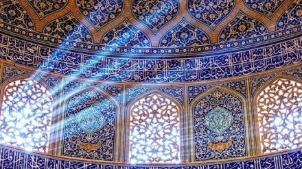 イラン中部・イスファハーンのモスクに映る美しい虹