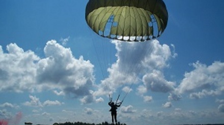 米軍、嘉手納基地で3カ月連続のパラシュート降下訓練　既成事実化進む