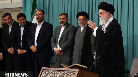 (FOTO) Ayatollah Khamenei e gli esperti del Corano - 2