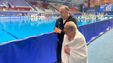 伊朗跳水传奇 百岁老人再次登台跳水 