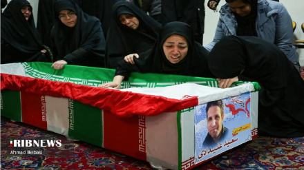 (FOTO DEL GIORNO) Tehran, ultimo saluto a Saeed Alidadi 