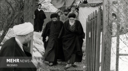 (FOTO DEL GIORNO) Iran, 45 anni fa, tornava Imam Khomeini