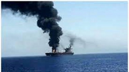 Një anije britanike digjet në Gjirin e Adenit pas sulmit nga forcat jemenase