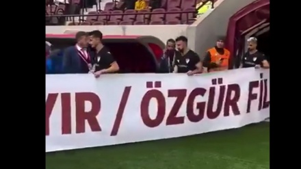 Masuk Lapangan, Tim Sepak Bola Turki Kibarkan Spanduk: Bebaskan Palestina!