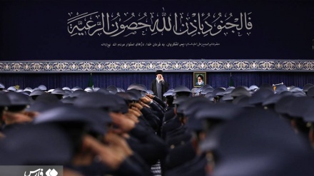 (FOTO) Fajr 45esimo, Ayatollah Khamenei riceve forze aeree dell'esercito - 2