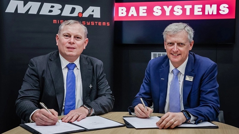 英国贝宜系统有限公司首席执行官本·哈德森 (Ben Hudson) 与法国欧洲导弹集团（MBDA）公司签署了一份制造“制导武器和爆炸物”的合同。
