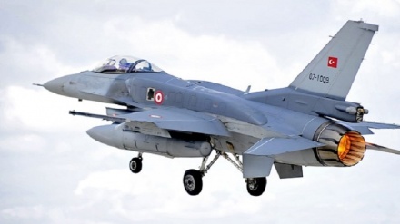 Rus jetlerinin görevi sırasında Türk F-16 savaş uçaklarından hava devriyesi