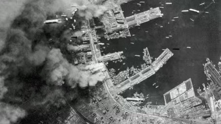 二战中，一架 B-52 轰炸机内部向日本神户投掷炸弹的场景