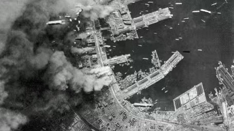 在二战中，一架 B-52 轰炸机内部向日本神户投掷炸弹的景象