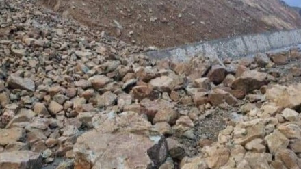 مسدود شدن شاهراه فیض آباد-تخار در پی لغزش کوه