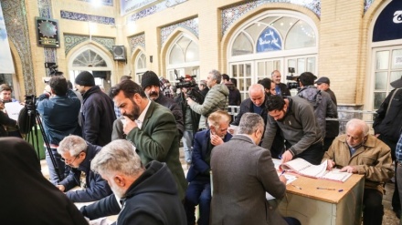 Выборы в Иране; народ голосует за родину