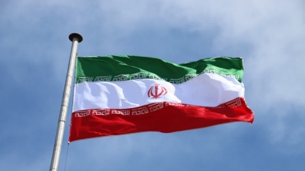 بزرگترین پرچم ایران در روز جمهوری اسلامی در تهران به اهتزاز درآمد 