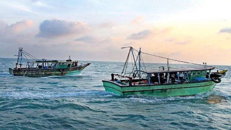 कम से कम 15 भारतीय मछुआरों को पकड़ा और दो नाव ज़ब्त