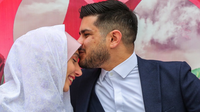 بوسه ی زندگی / تصاویر منتخب پارس توی از ازدواجهای دانشجویی ایرانی در ماه پیامبر