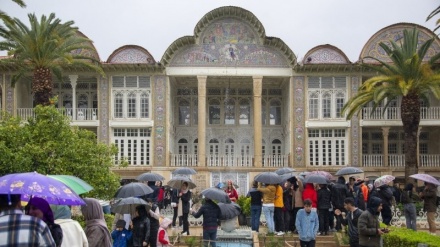 Meski Gerimis, Taman Eram Shiraz Ramai Pengunjung Nowruz (1)