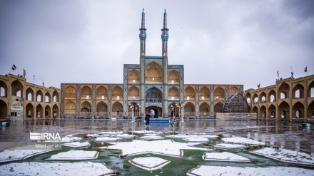 Dëborë edhe në pjesën e vjetër të qytetit historik të Jazdit në Iran/Foto