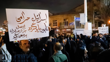 המון איראנים ערכו כנס מחאה מול שגרירות בריטניה בטהרן נגד הפשעים הציונים בעזה