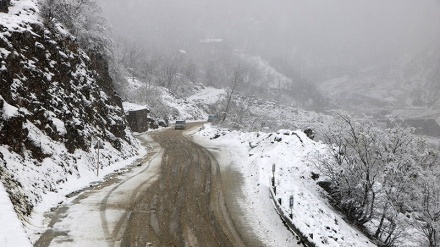 イラン西部の街道脇の雪景色