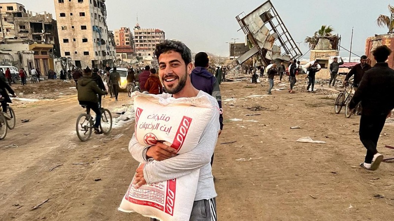 Seorang warga Palestina di Jalur Gaza mendapat bantuan kemanusiaan.