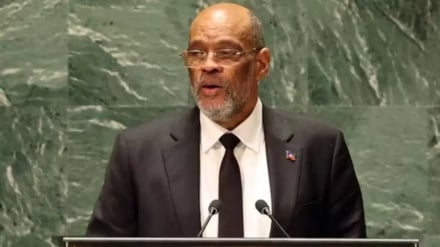 प्रधानमंत्री ने त्यागपत्र दे दिया और शांति बनाए रखने की अपील की