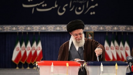 رهبر انقلاب آراء خود را به صندوق انداختند ؛ چشم دنیا به انتخابات ایران است