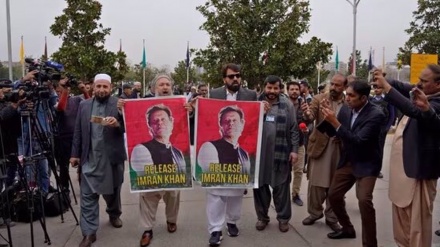 Pakistanisches Parlament wird vereidigt, während Unterstützer von Imran Khan Proteste fortsetzen