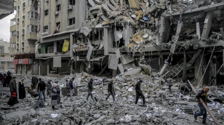 Palästinenser durchsuchen Trümmer nach israelischem Angriff auf Rafah