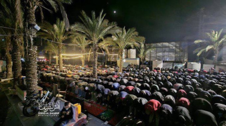 د غزې خلک د ویجاړ شویو جوماتونو له امله په عمومي سړکونو لمونځ ادا کوي