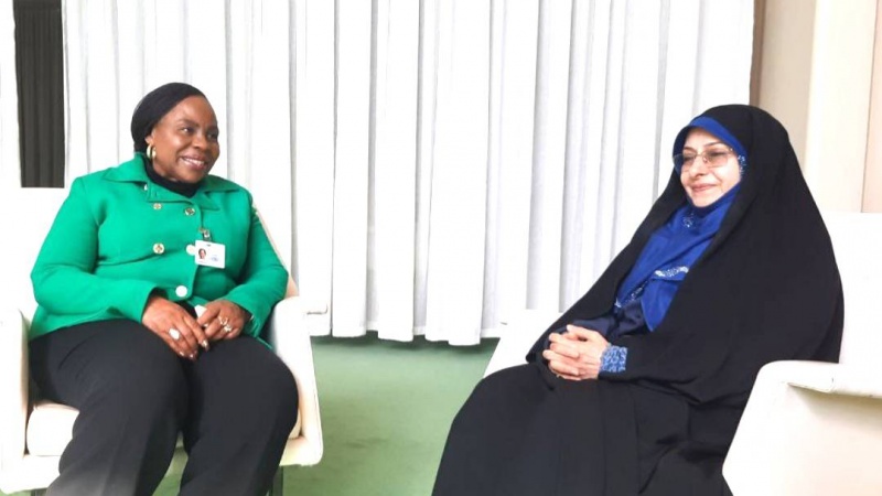 イランのエンスィーエ・ハズアリー女性・家族問題担当副大統領とジンバブエのモニカ・ムツァングワ（Monica Mutsvanga）女性問題・社会・中小企業開発大臣