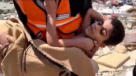 Filistinli çocuk 9 gün sonra enkaz altından sağ çıkarıldı